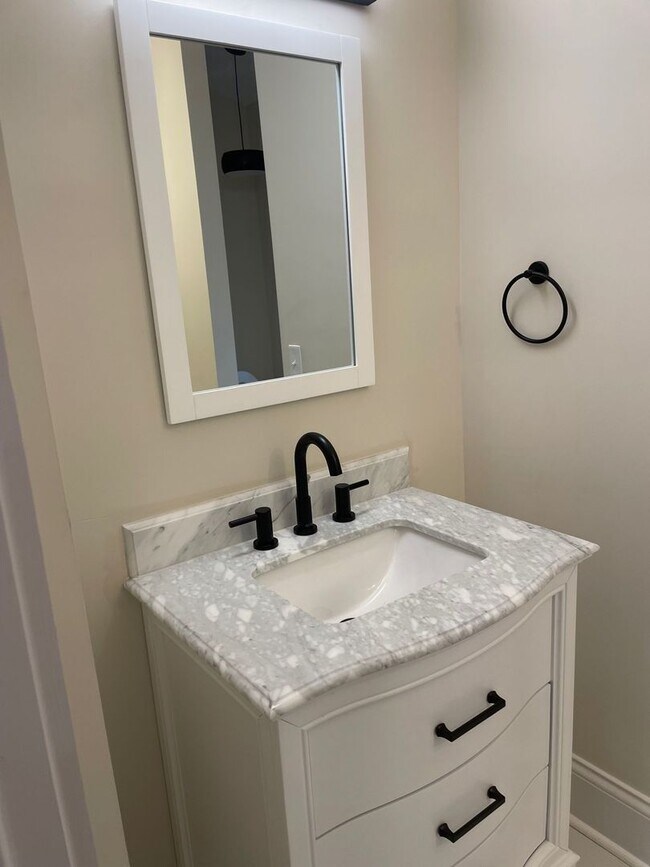 Building Photo - Beautifully  Renovated 2 bed 2 bath Home in Shelby Park!