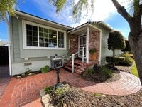 Building Photo - Quaint Midtown Ventura Home