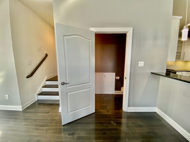 Building Photo - SIENA Place/PACKER PARK CORNER 4 Bedroom/2...