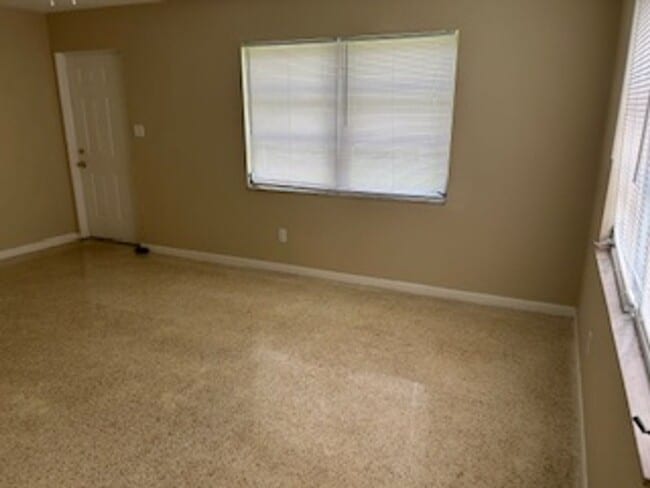 Building Photo - Quaint 2/1.5 bath home