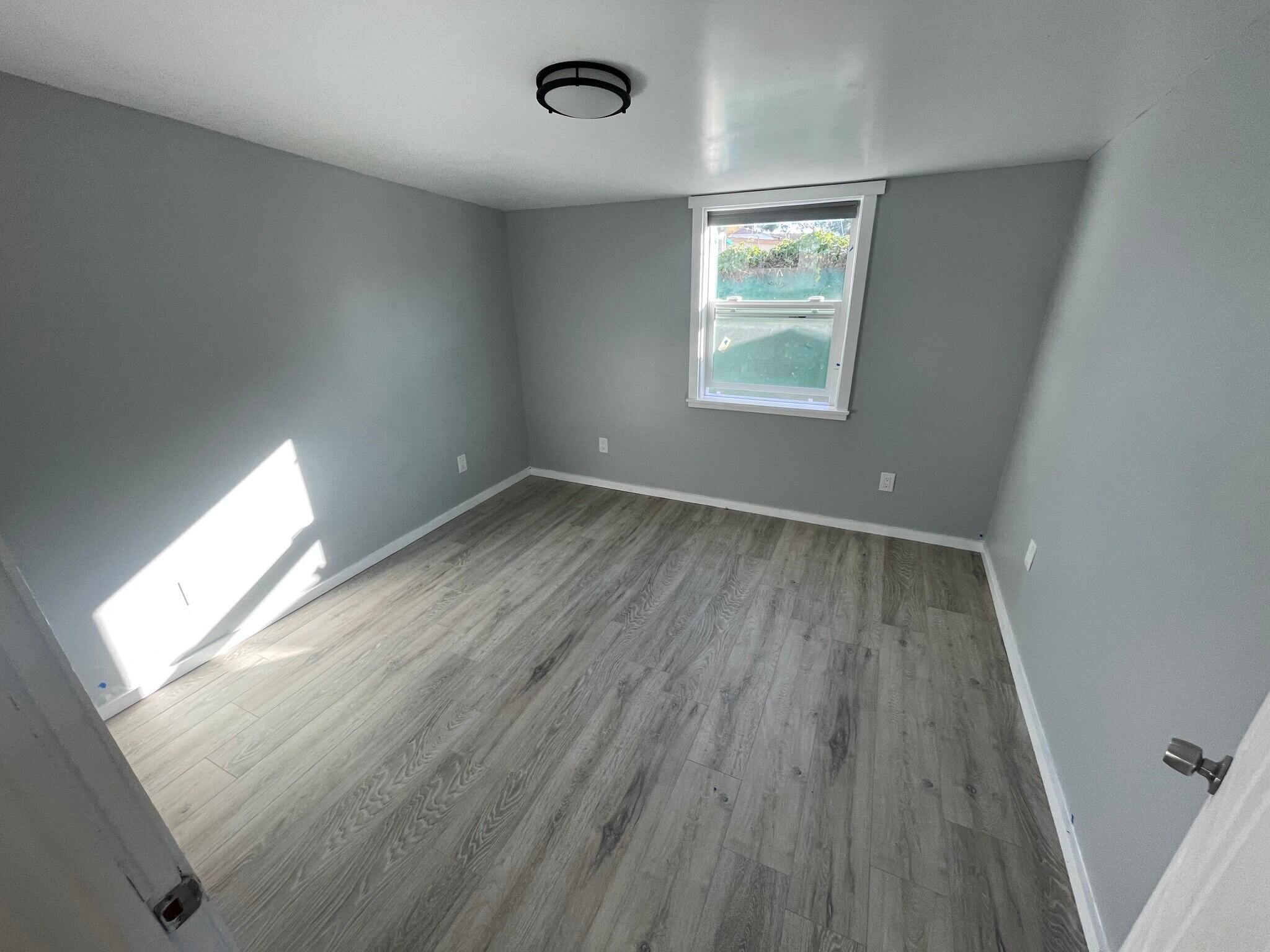 Room 1 - 610 W Manor Dr