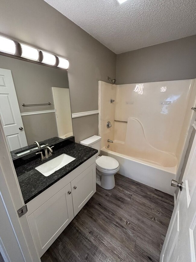 Building Photo - Adorable 2-Bedroom, 1-Bathroom Home in Spr...