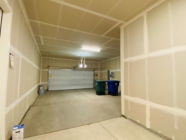 Building Photo - $2,495 Leonard & Ashlan, 3 Bedroom Home - ...