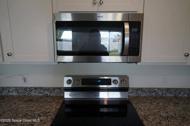 Building Photo - 153 Oakcrest Ave NE