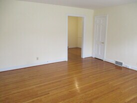 Building Photo - 2721 Brownsboro Rd