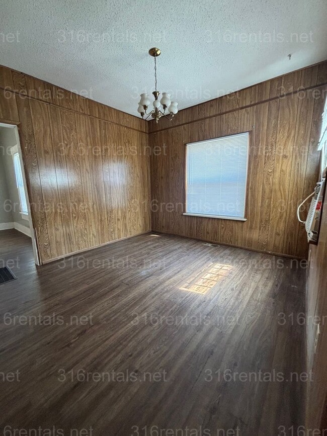 Building Photo - Three bedroom one bath freshly painted house available NOW!