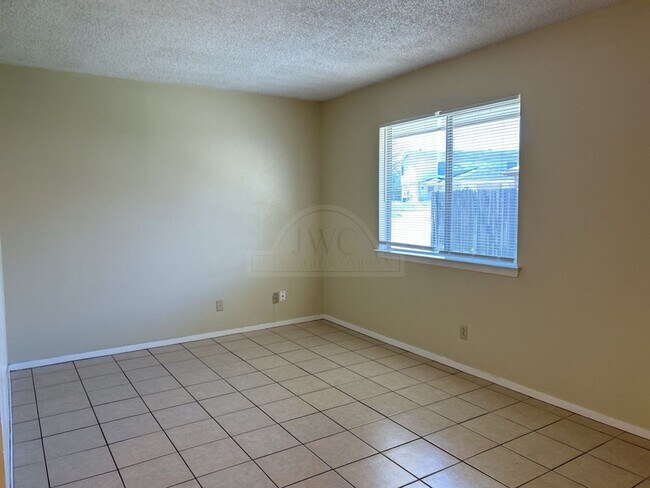 Building Photo - 2207 Cascade Dr