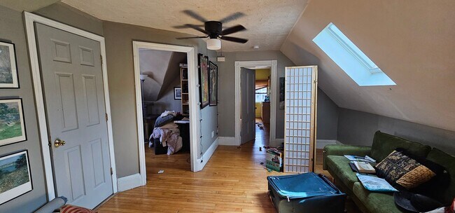 Building Photo - 1.5 Bed Spacious Top-Floor Allston apt!