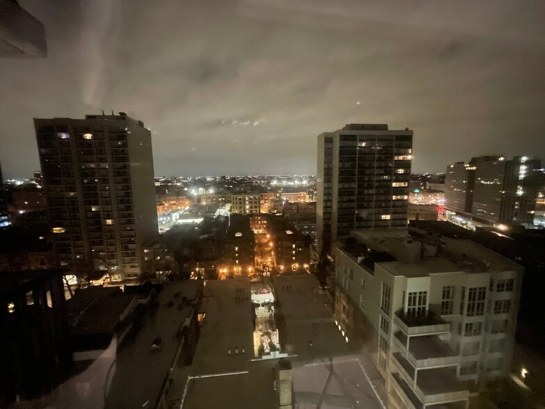 Building Photo - 2740 N Pine Grove Ave