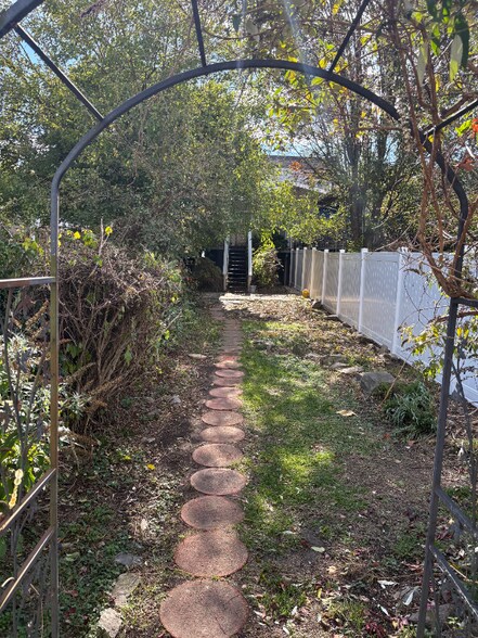 Building Photo - 221 E Cumberland St