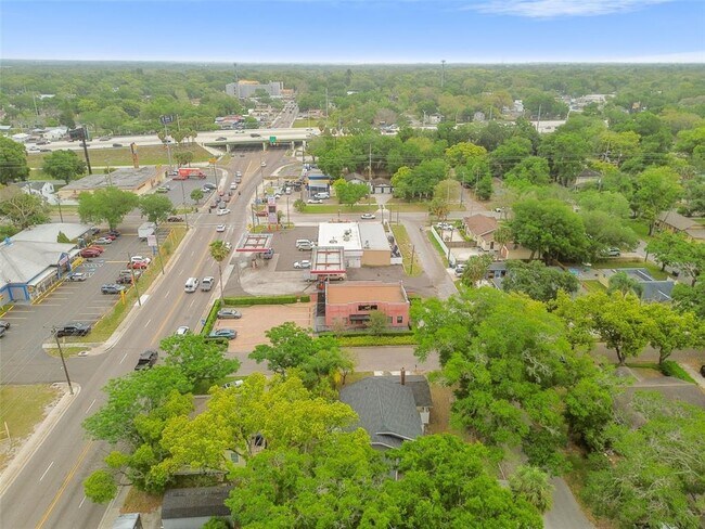 Building Photo - 6810 N Navin Ave