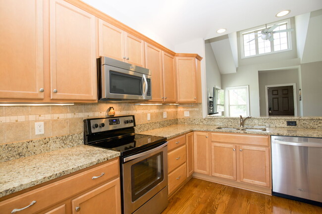 Building Photo - Charming End-Unit Townhome in Southern Pines