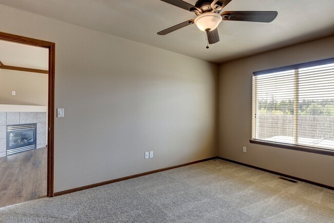 Building Photo - 3 Bedroom, 2.5 Bath Island Place Townhome