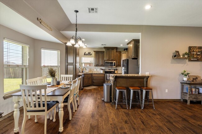 Building Photo - 8398 SW Sun Valley Dr