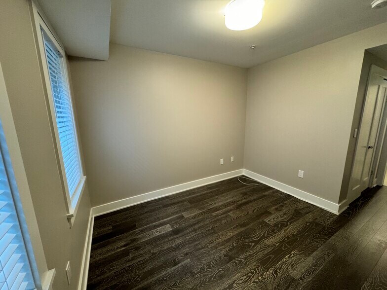 Master bedroom (10'x10.5') - 703 Newton Pl NW
