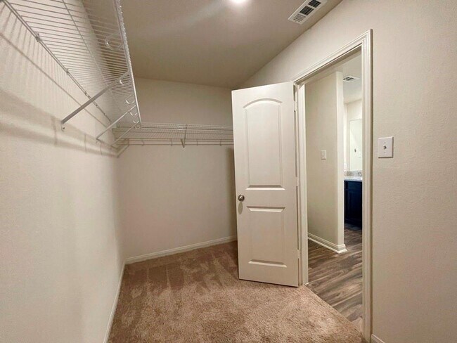 Building Photo - 305 Cres Park Dr