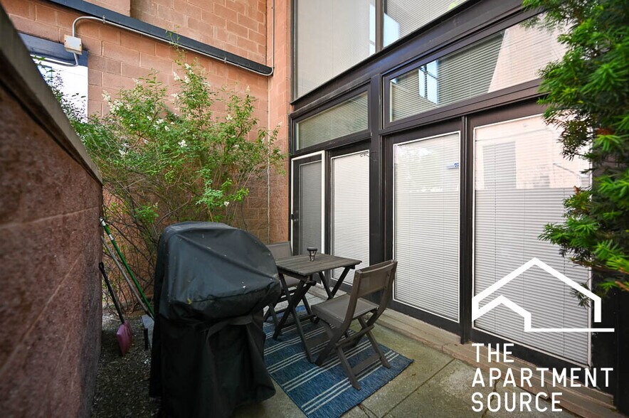 Building Photo - 1760 W Wrightwood Ave