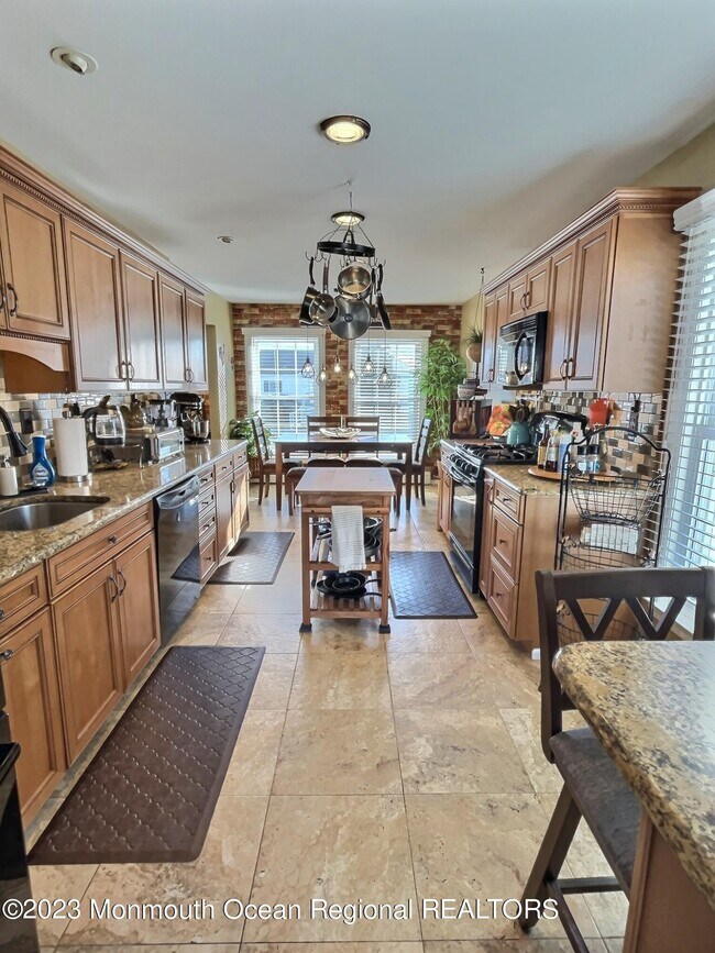 Building Photo - 179 Bernard Dr