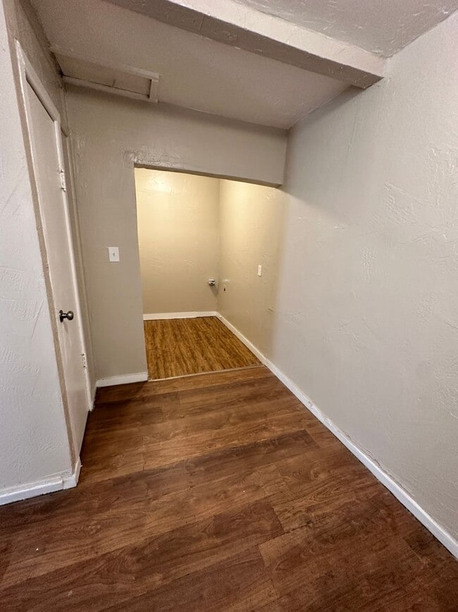 Building Photo - 212 SW 37th Ave