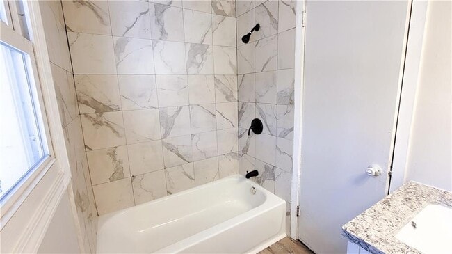 Building Photo - 755 Fallview Dr