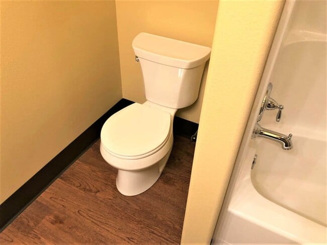 Building Photo - 4 Bed 4 bath Close to OSU