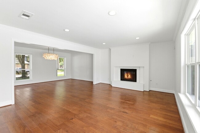 Building Photo - 4810 Bayou Vista Dr