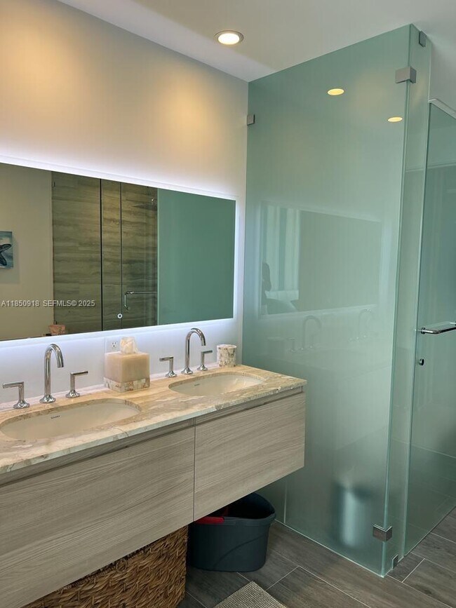 Building Photo - 2900 NE 7th Ave