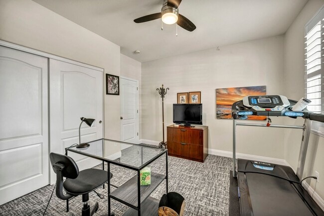 Building Photo - FULLY FURNISHED home with all utilities included and flexible lease options available.