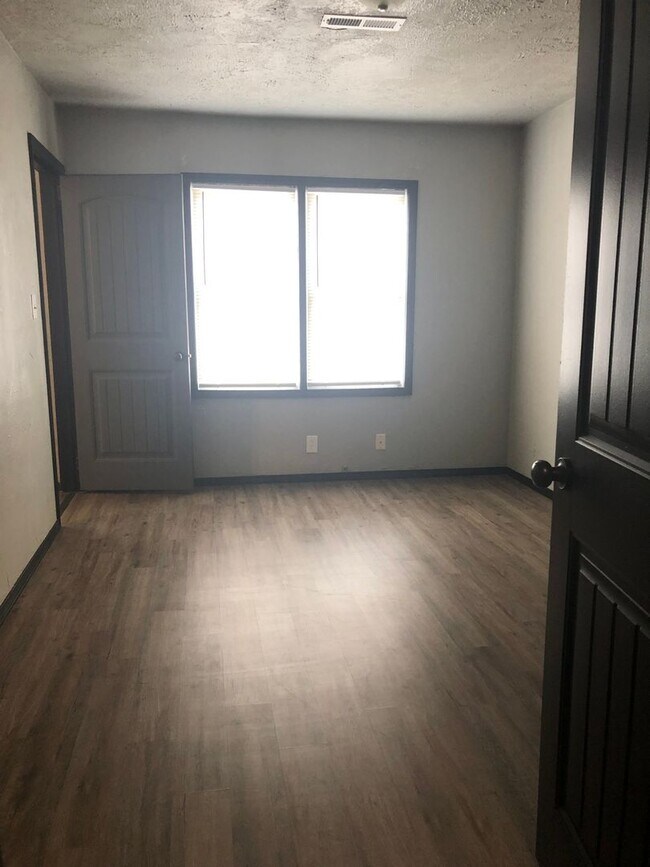 Building Photo - 3 Bedroom Single Family Home in Shawnee