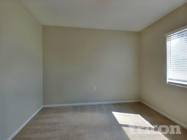 Building Photo - 3290 Conejo Dr