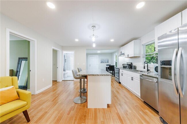 Building Photo - 554 Oak Dr
