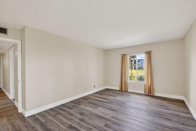 Building Photo - 1013 Green Pine Blvd