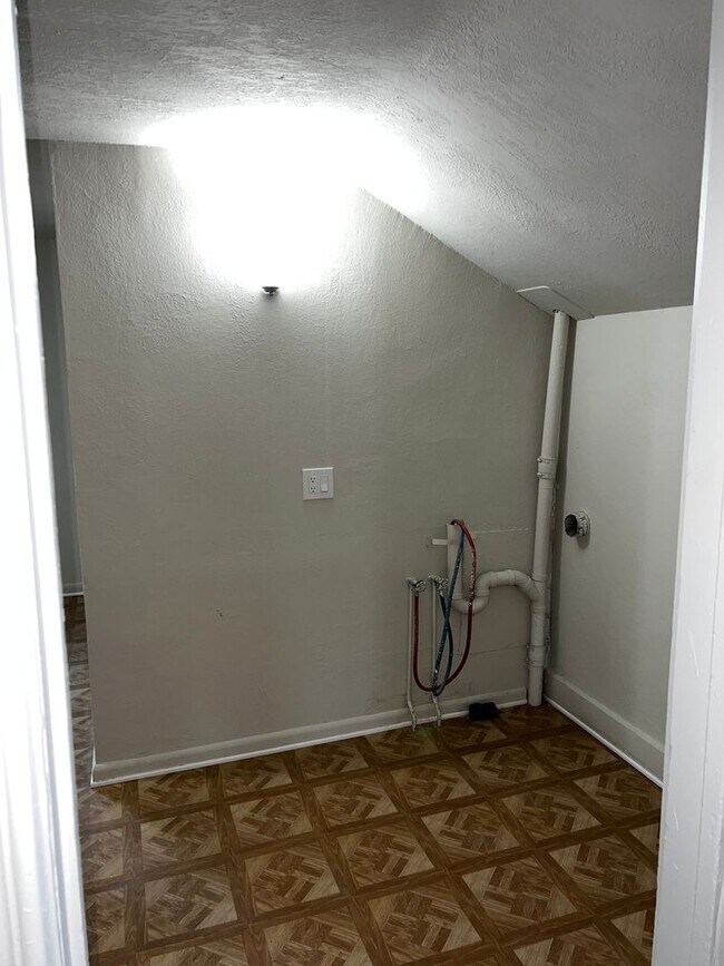 Building Photo - 1111 S Main St