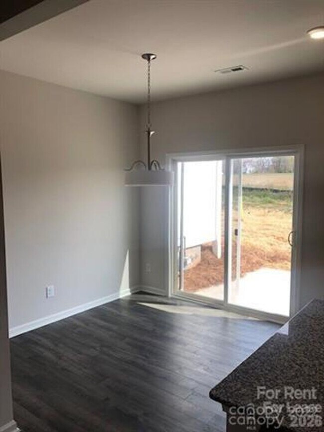 Building Photo - 3 bedroom townhome available now!