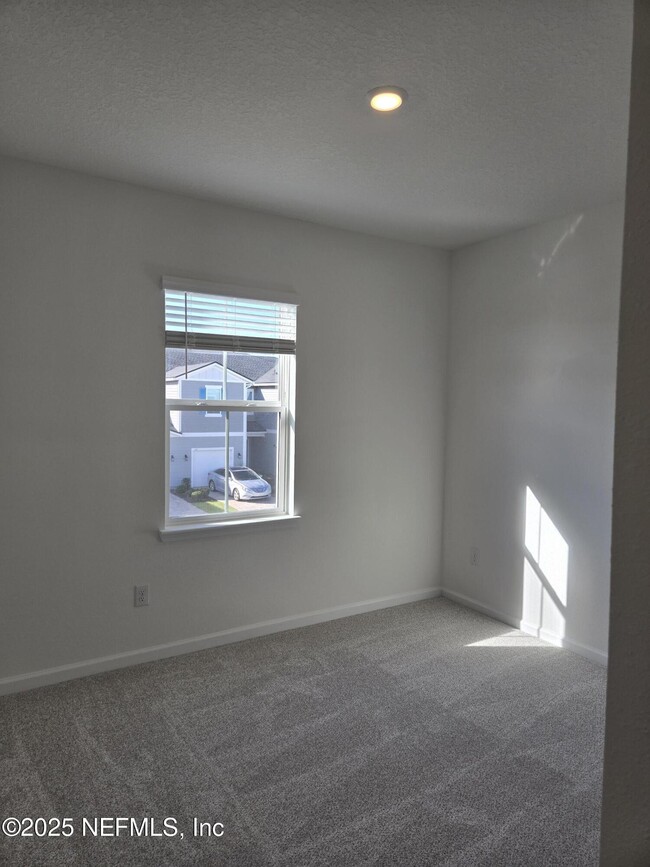 Building Photo - 195 Brandon Lks Dr