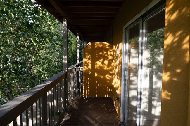 Building Photo - CONDO W/ A VIEW!!! CLOSE TO OHSU,PSU and M...