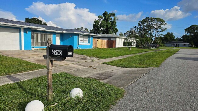 Building Photo - 3 Bedroom Pool Home in North Port - Rent I...