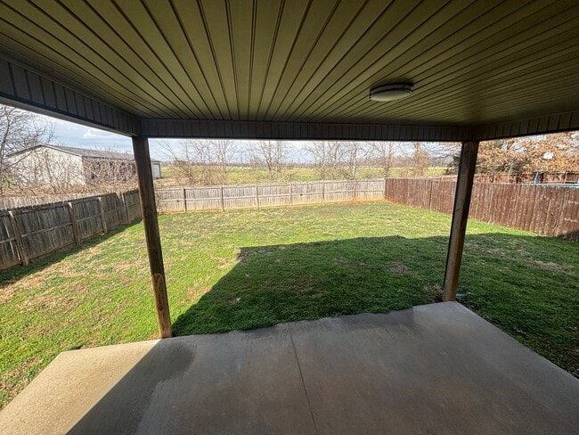 Building Photo - Move-In Ready Rental with Private Fenced Backyard