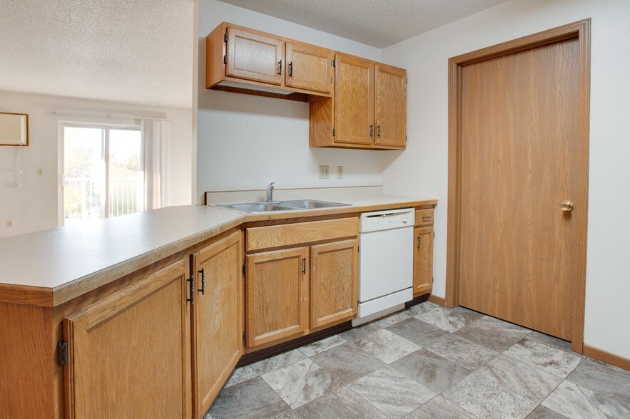 Bluemont Kitchen - Bluemont Village Apartments