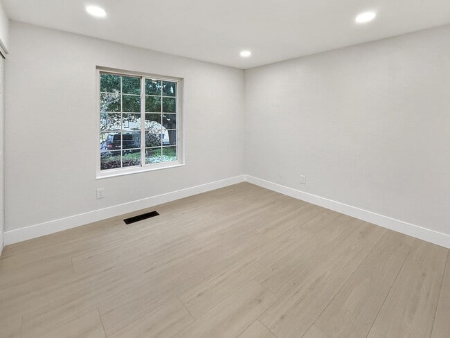 Building Photo - 1158 Jensen Cir