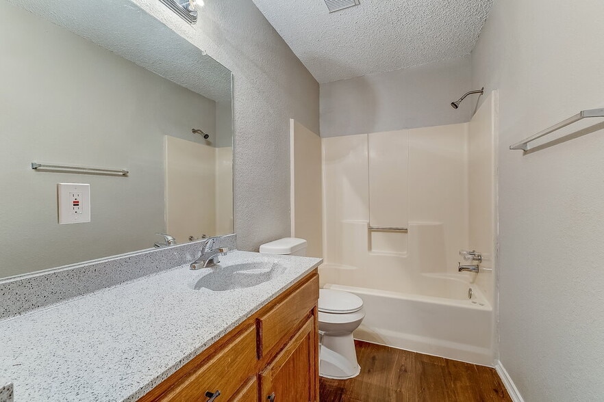 Building Photo - 1228 Nelson Pl