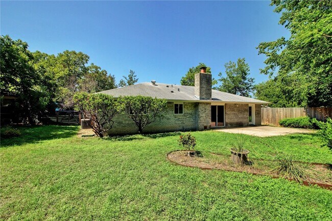 Building Photo - 900 Aurora Cir