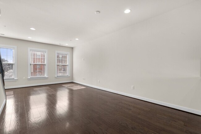 Building Photo - 3 Bed 4.5 Bath - Downtown Crown Townhouse ...