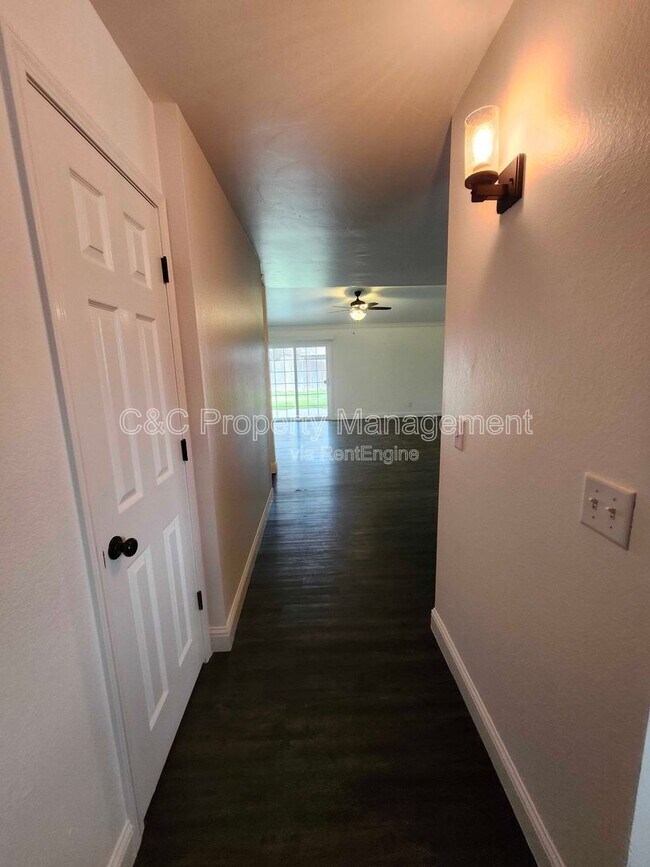 Building Photo - 2546 W Victor Ct
