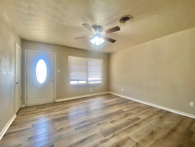 Building Photo - Great 3 bed 2bath 1 car garage now available