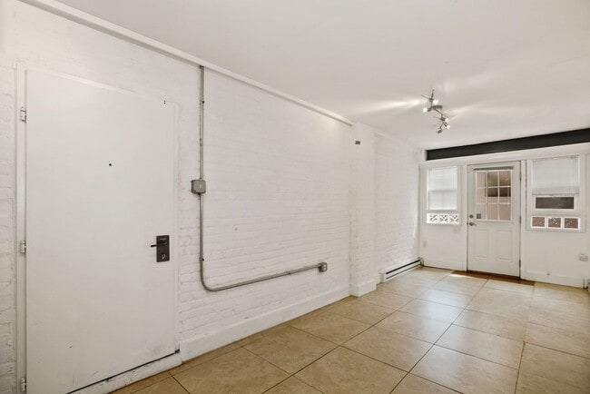 Building Photo - Available Now! 4 Bedroom  3.5  Bathroom Townhouse //Woodley Park// Garage, Driveway & 3 Levels of...