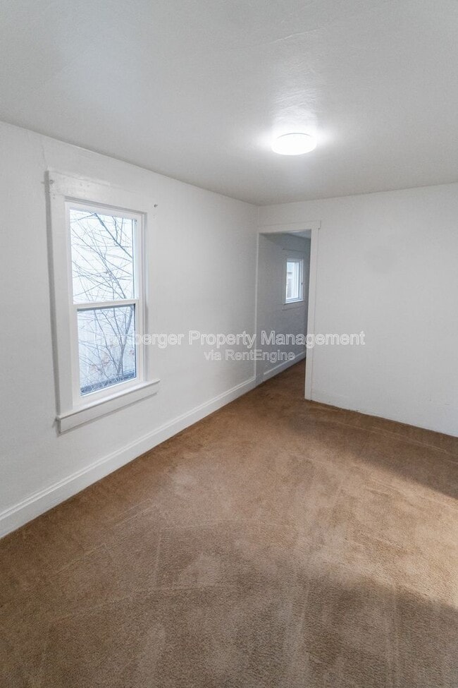 Building Photo - 2911 E Rowan Ave