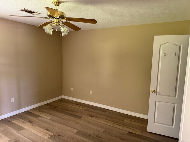 Building Photo - 2 Bed 1 Bath Duplex