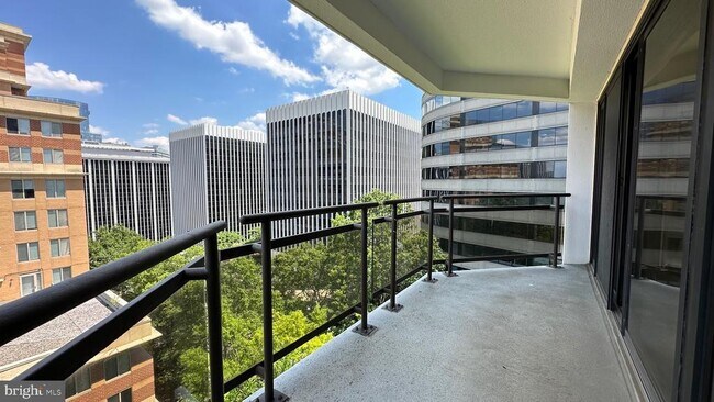 Building Photo - 1530 Key Blvd