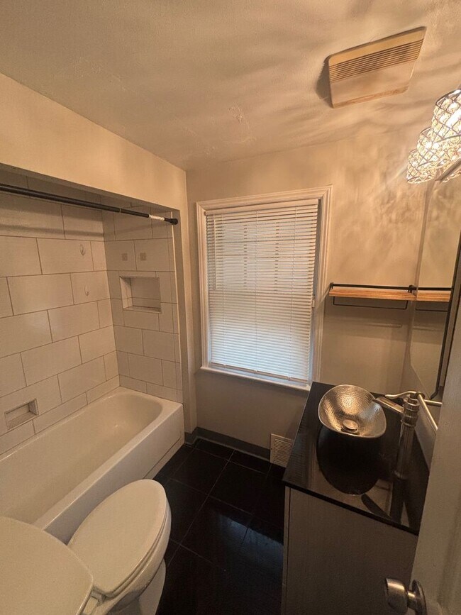 Building Photo - Move-In Ready 3BR Home w/ Fireplace, Garage & Basement – Cleveland